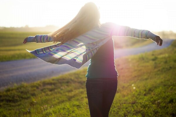 Chica dando vueltas en el sol