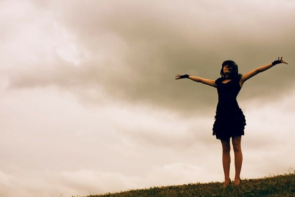 Fille en robe. Ciel du soir