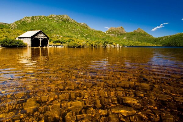 Eau claire dans le lac près de la montagne