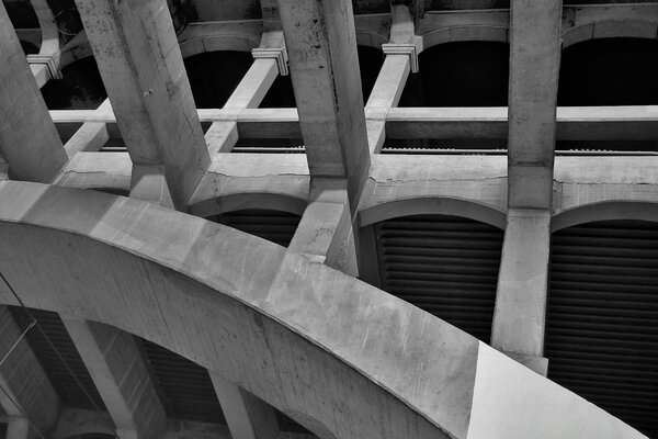 Arcos de hormigón con columnas de color gris