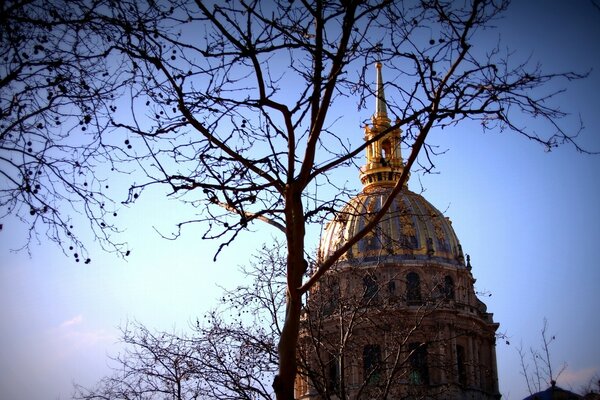 Cathédrale sur fond de ciel de printemps