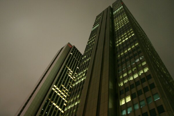 Edificio moderno en la noche crepuscular