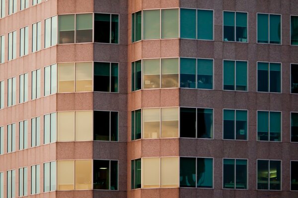 Maison moderne avec une façade inhabituelle