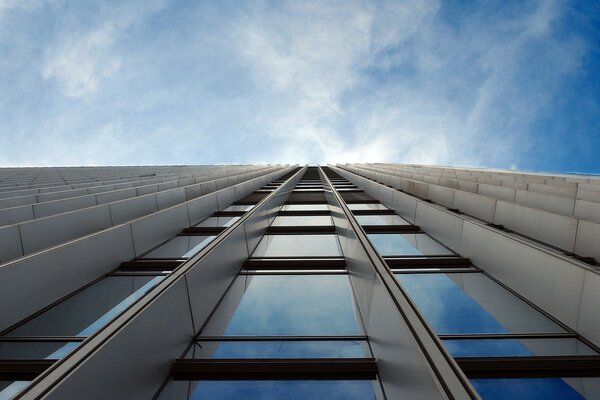 Bâtiment avec le reflet du ciel bleu