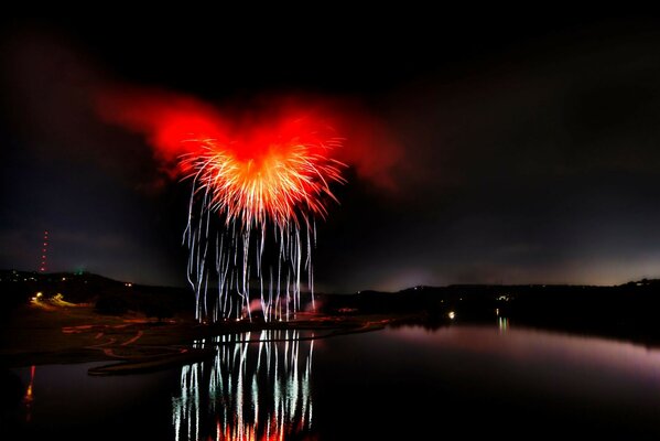 Fuegos artificiales en la ciudad de la noche