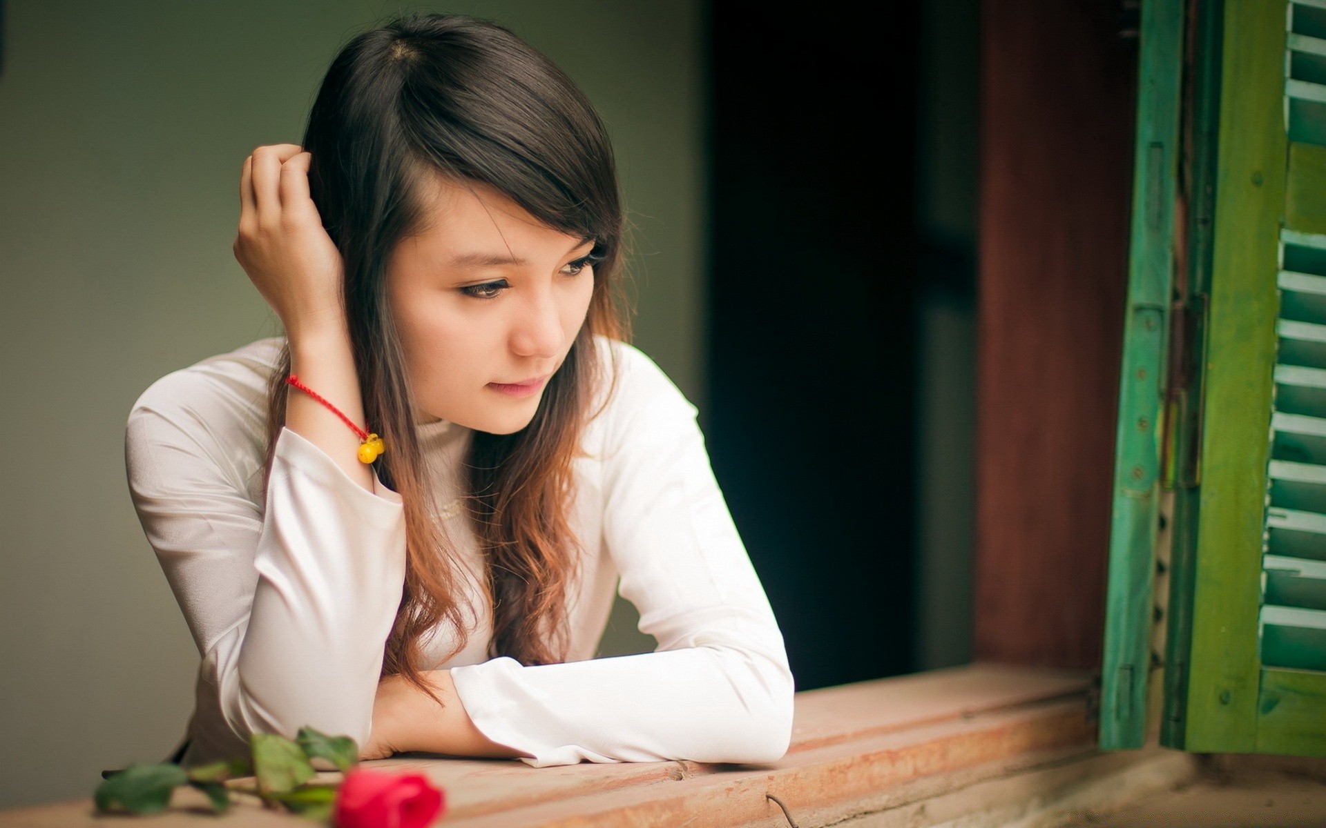 andere mädchen frau drinnen mädchen zimmer schreibtisch sitzen kind bildung porträt schule tabelle erwachsener jugendliche ein