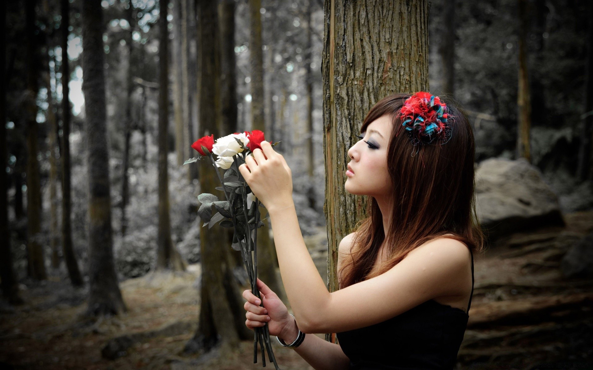 Девушка с букетом цветов бесплатно