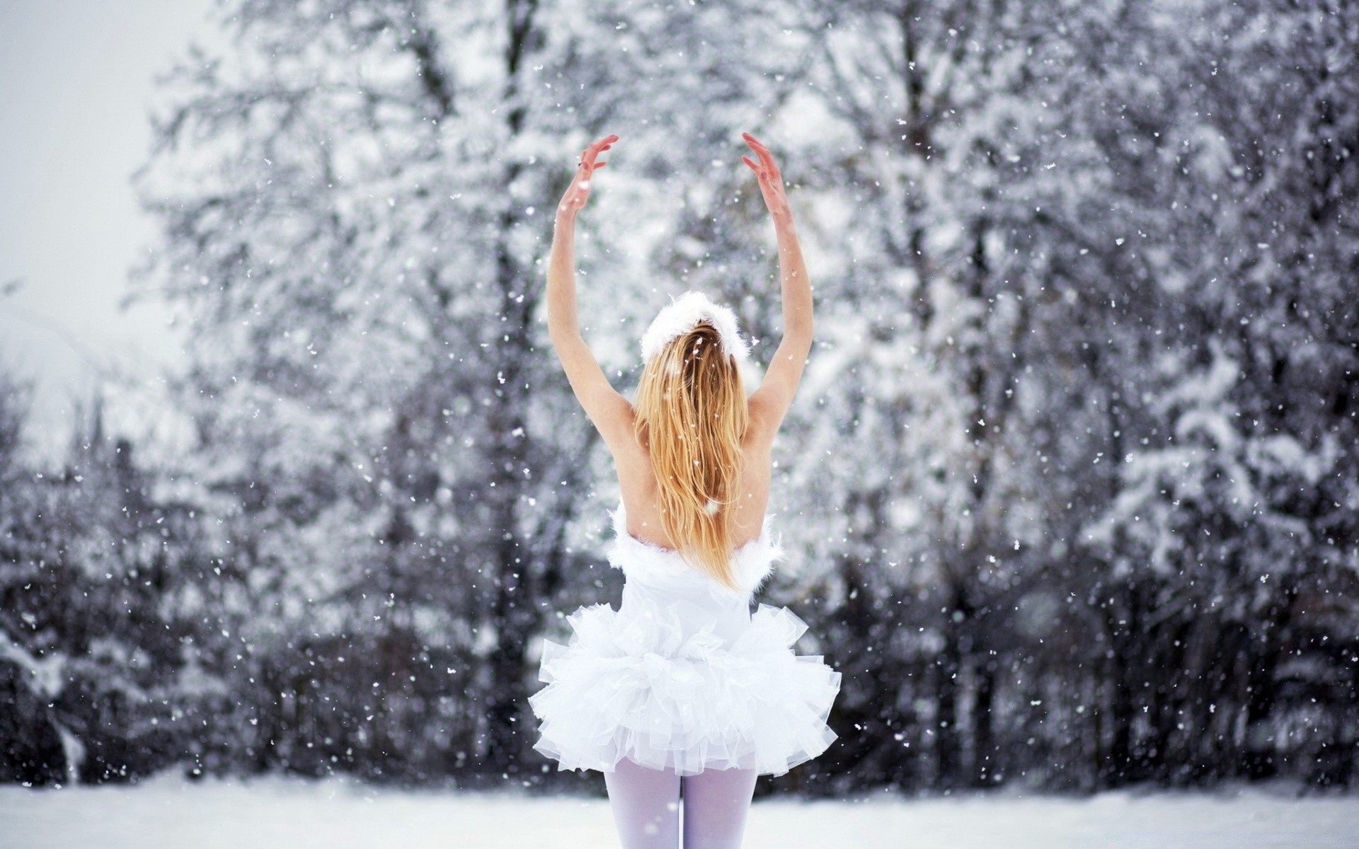 andere mädchen schnee winter frost weihnachten schneeflocke kälte jahreszeit gefroren eis baum im freien natur ein frau erwachsener wetter glück