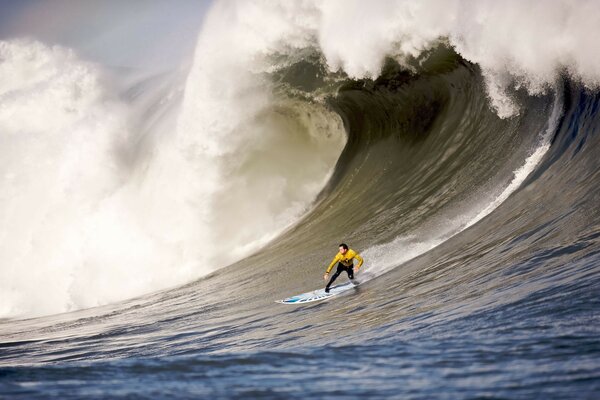 Surfing. eroberung der großen Welle. der Ozean