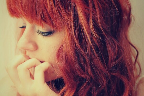 Ragazza con capelli colorati