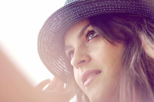 Beau regard de femme au chapeau