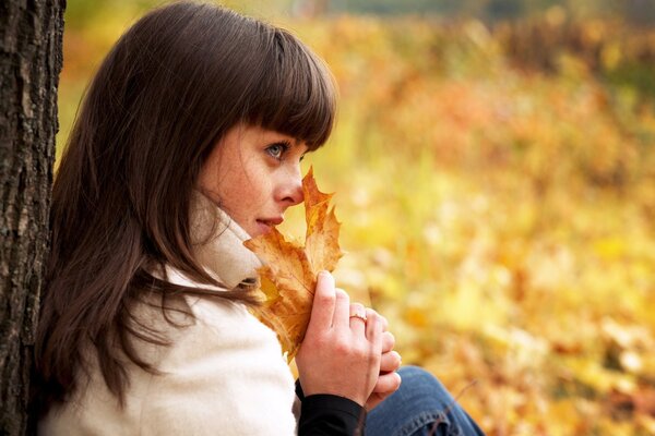 Chica otoño en la naturaleza sola