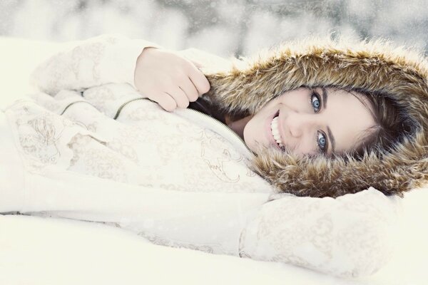 Mädchen liegt im Schnee