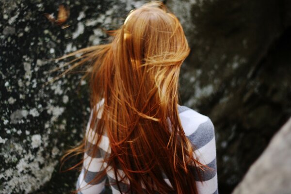 Mujeres con cabello hermoso en la naturaleza