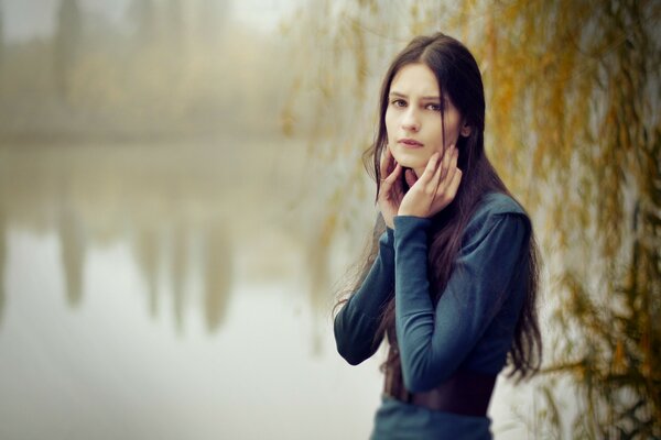 Ragazza triste con i capelli lunghi