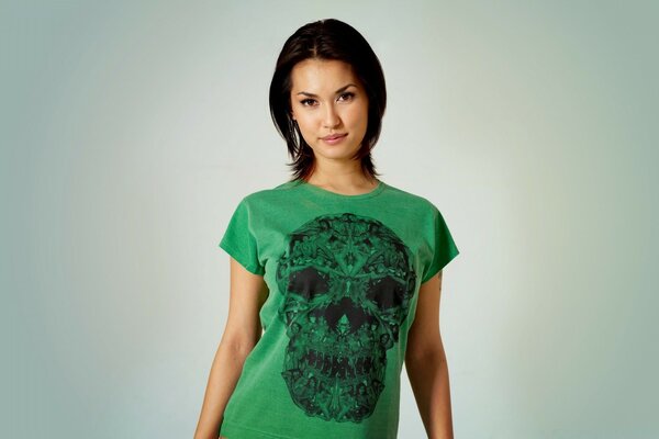 Chica con el pelo corto en una camiseta verde