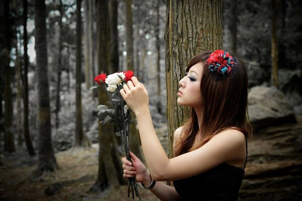 Menina no fundo da floresta com flores