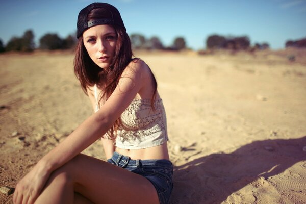 Belle fille sur le sable en été