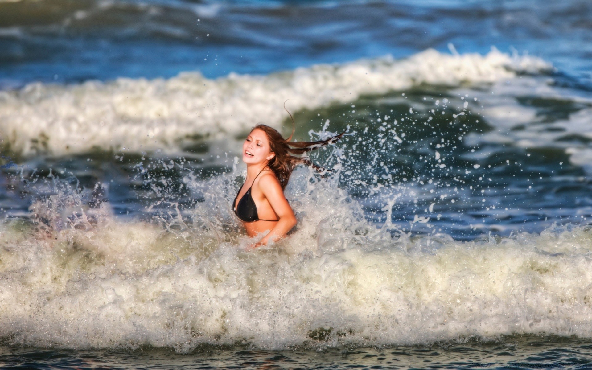 otras chicas agua surf mar océano playa mojado vacaciones ola placer verano vacaciones splash acción mar spray deportes acuáticos