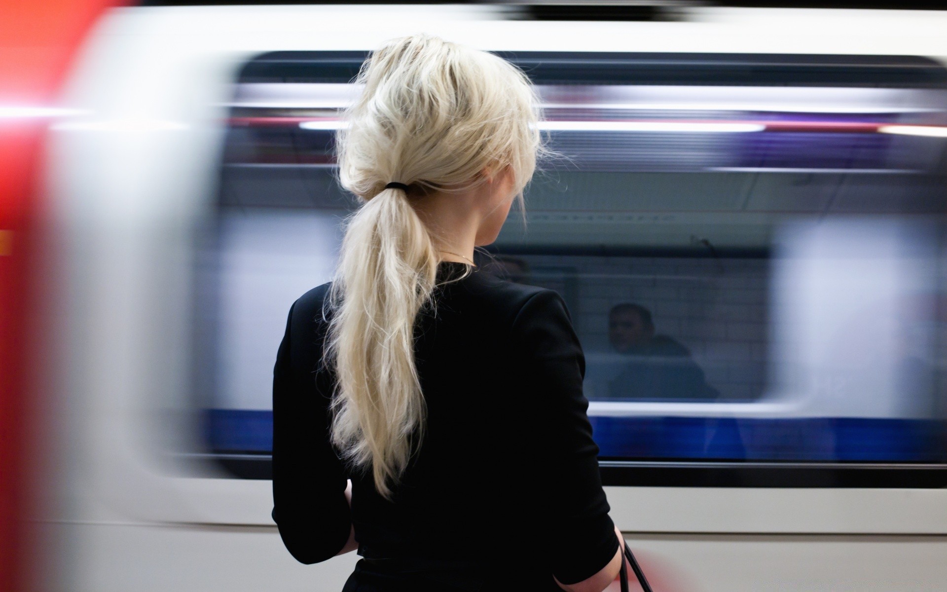 otras chicas tubo aeropuerto negocio desenfoque adulto suburbano retrato mujer sistema de transporte interior coche coche ciudad urbano ventana tren chica oficina salida