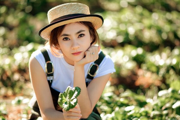 Dnvushka in nature with a leaf in her hand