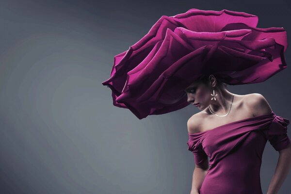 Retrato de una hermosa mujer con sombrero