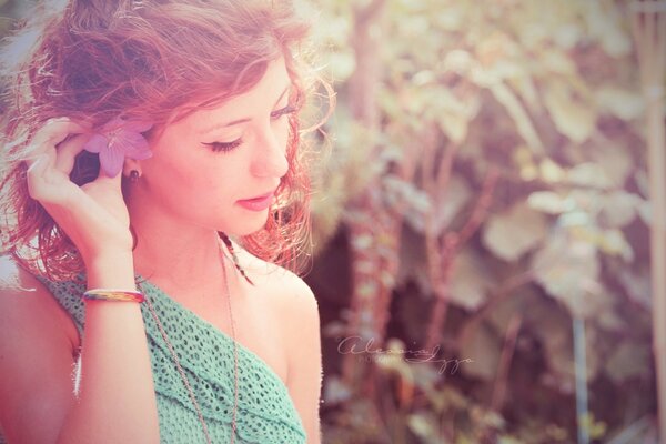 Ragazza rossa con fiore nei capelli