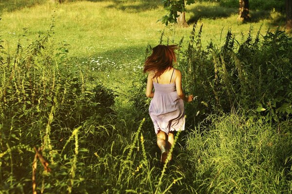 Ragazza leggera rustica in natura