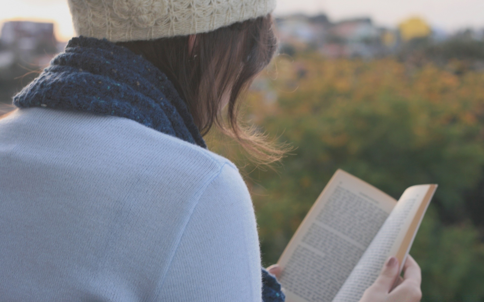 otras chicas mujer adulto portátil al aire libre solo educación libro retrato escuela chica universidad tecnología luz del día desgaste ocio