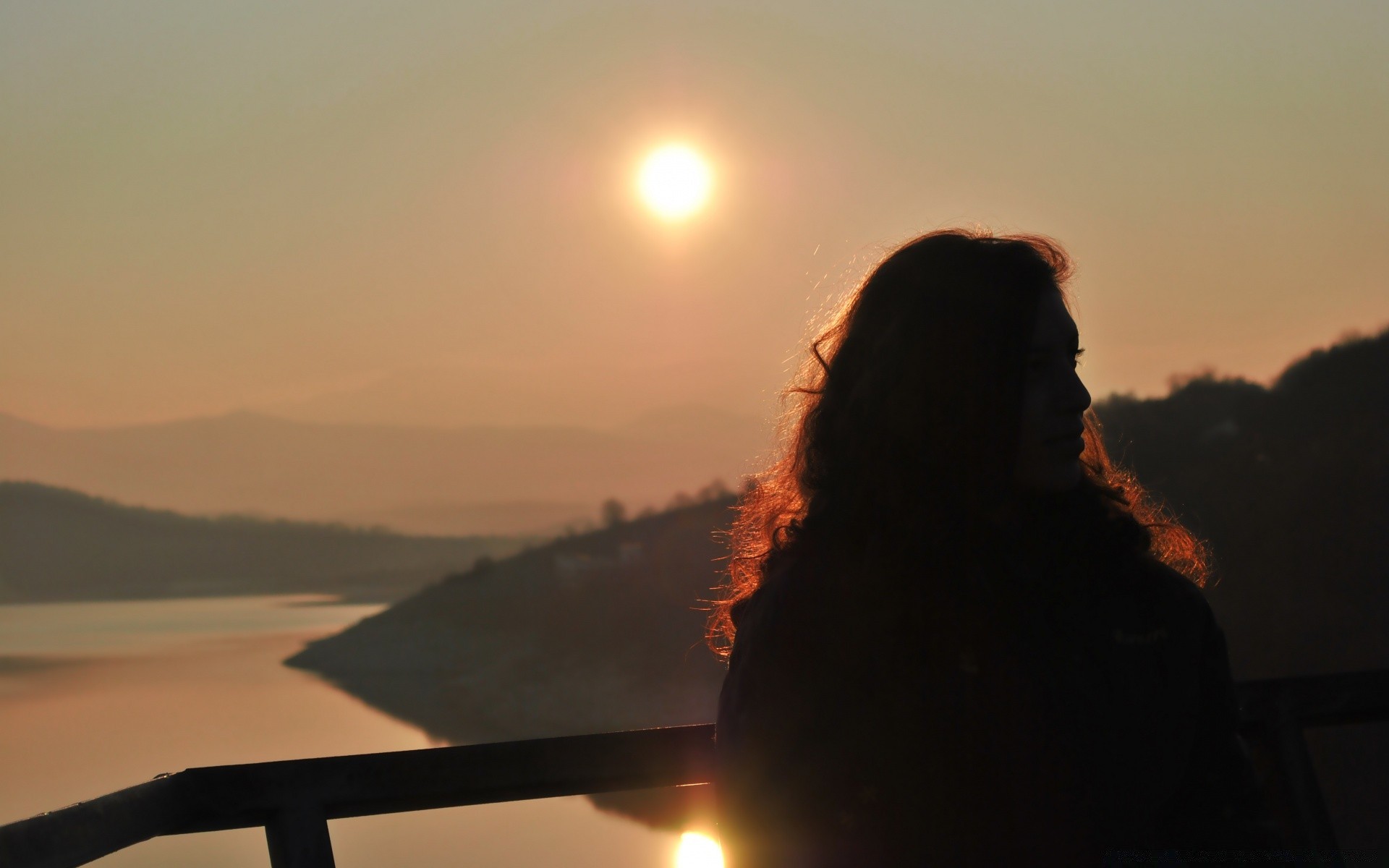 andere mädchen sonnenuntergang dämmerung sonne hintergrundbeleuchtung nebel dämmerung abend landschaft silhouette wasser licht himmel nebel see gutes wetter natur im freien