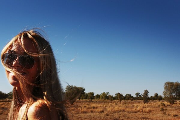 Fille à lunettes dans la nature