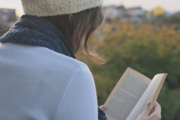 Entspannen Sie sich im Freien mit einem Buch