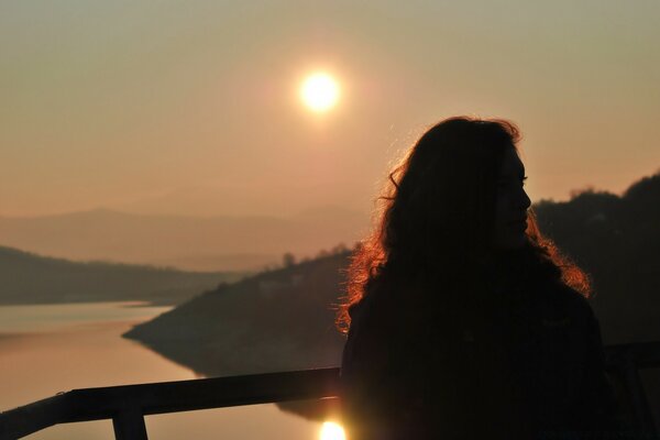 El amanecer de la vida en la naturaleza con una chica