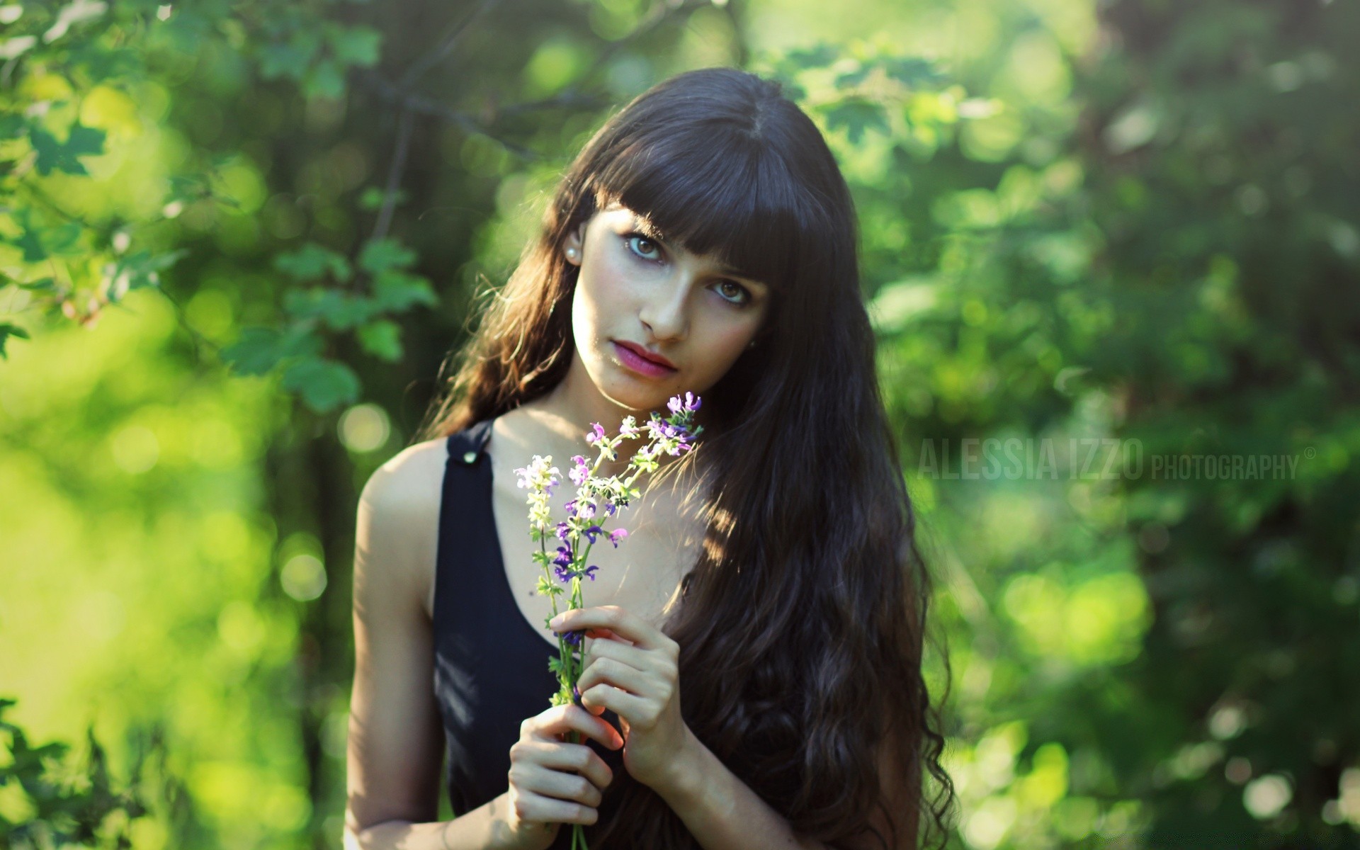 otras chicas naturaleza verano mujer chica al aire libre hermosa parque pelo retrato bonita linda moda joven solo hierba