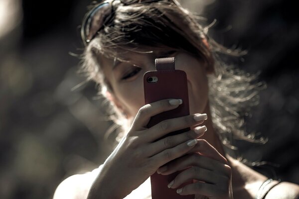 Chica con el Teléfono en la mano posando