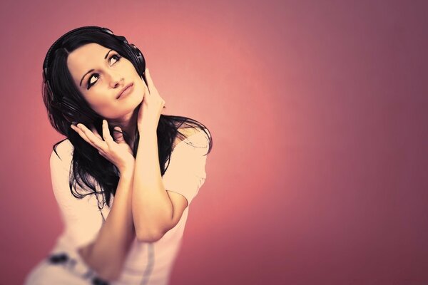 Hermosa chica en el estudio posando