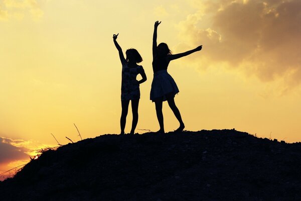 Zwei Silhouetten auf Sonnenuntergang Hintergrund