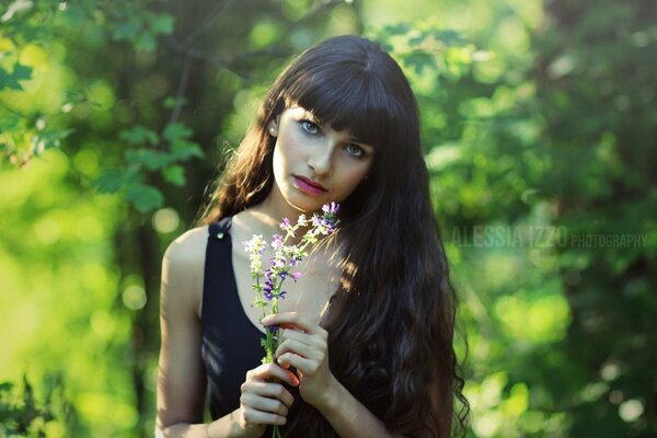 Belle fille dans la forêt verte