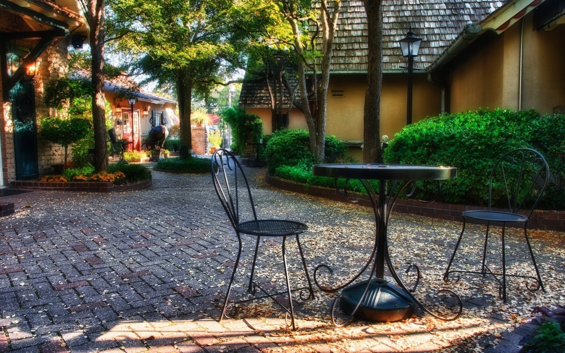 coeurs jardin siège patio arrière-cour chaise maison banc arbre été extérieur famille table meubles bois trottoir hôtel parc architecture cour