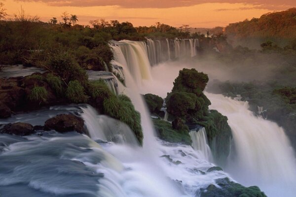 La cascada desemboca en un río de montaña