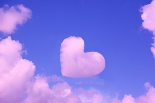 Nuage ramantic en forme de coeur