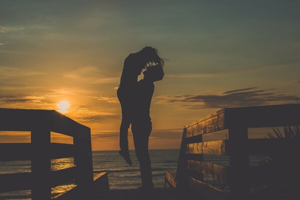 Amor en la orilla del lago al atardecer