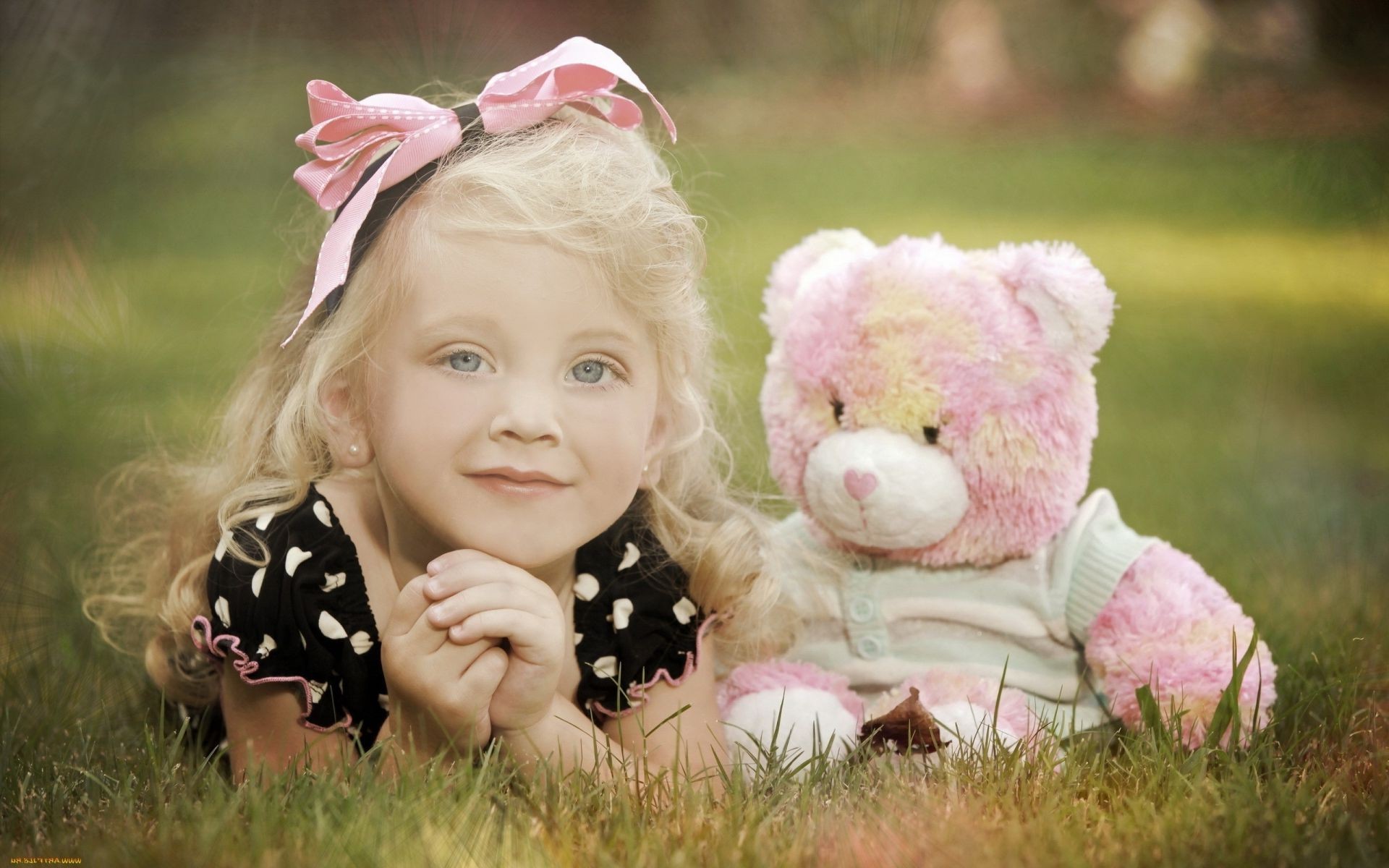 enfants enfant herbe parc mignon fille été nature enfant peu plaisir foin à l extérieur belle bonheur à l extérieur champ sourire blond joie amour