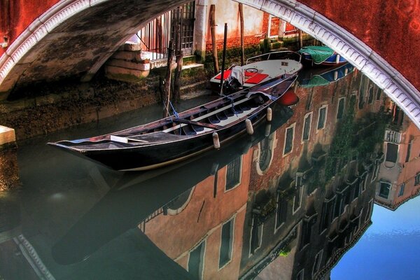 Barca sul canale d acqua