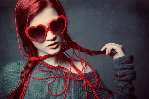 Portrait d une jeune fille aux cheveux rouges et à lunettes