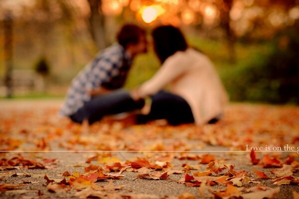 Frau und Mann im Herbst im Freien