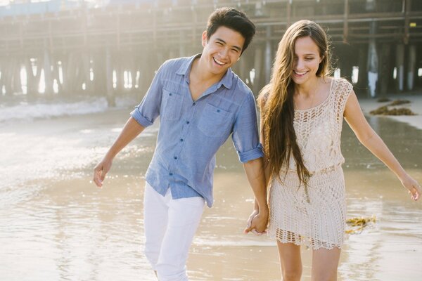 Feliz pareja al aire libre