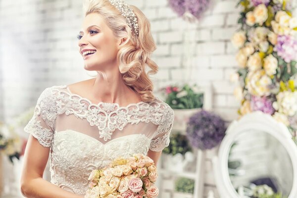 Mariée tendre avec un bouquet dans les mains