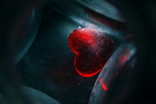 قلب أحمر جليدي على خلفية داكنة