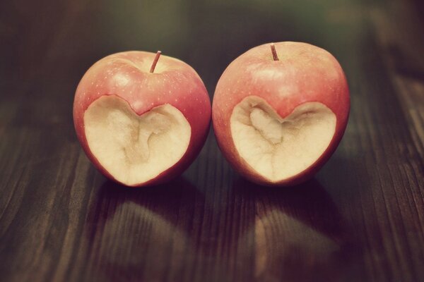 Corazones de manzana en una mesa de madera